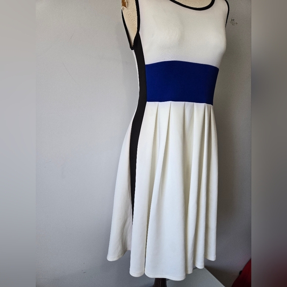 Lori Michaels White and Blue Pleated Midi Dress. Size Small - Picture 2 of 10